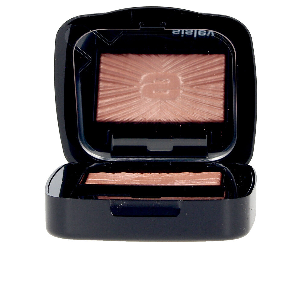 Single 1.5 g silky coral powder eye shadow in satin finish, compact pan