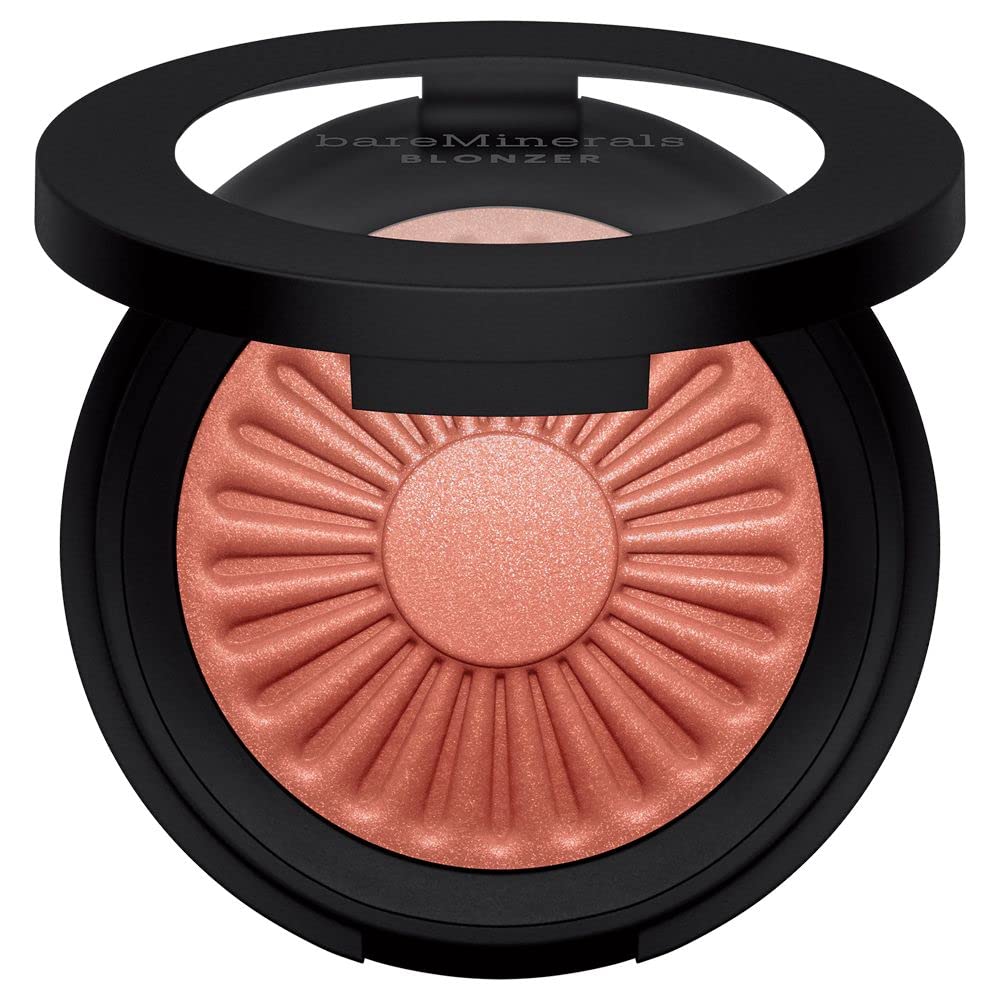 Compact 3.8 g nude hybrid bronzer-blush in Kiss of Copper shade, mineral pearls visible