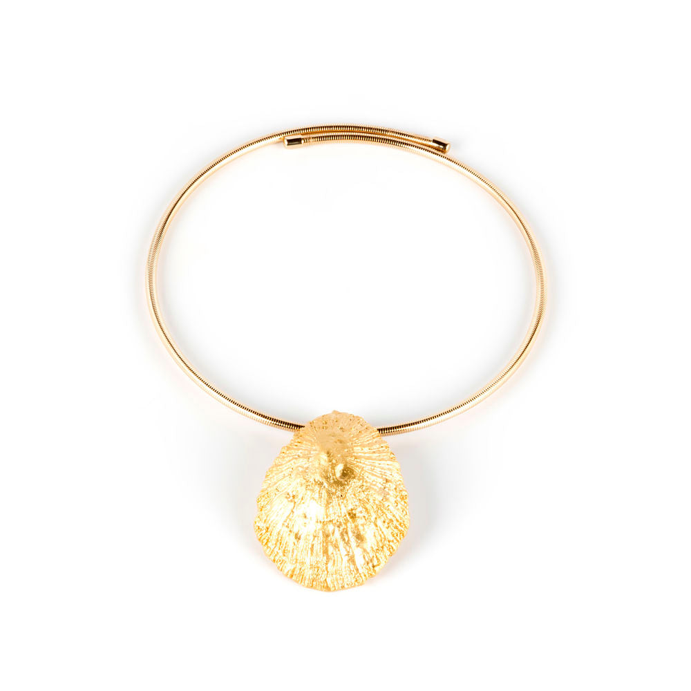 Gold-effect elastic choker with 5.5 cm shell-shaped pendant on display