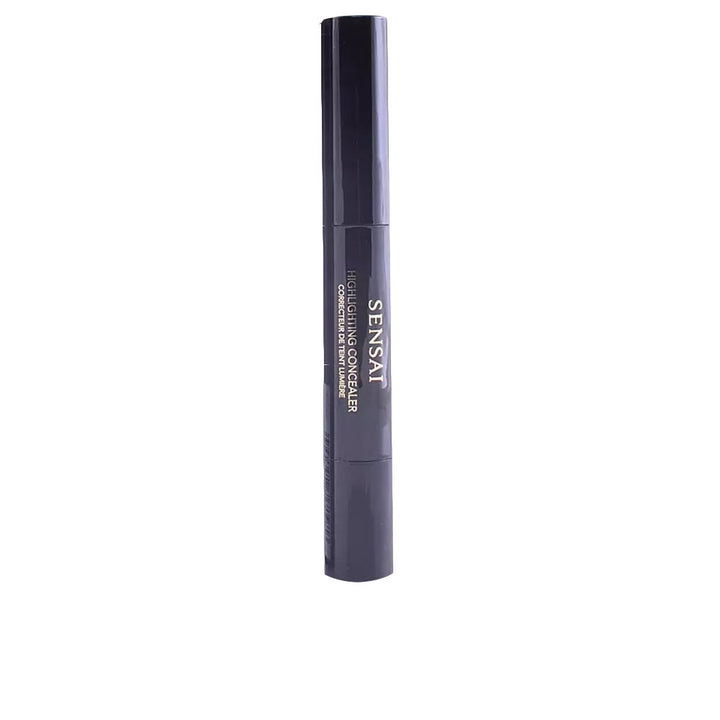 3.5 ml cream illuminator concealer in HC03 Luminous Almond, tube with brush applicator